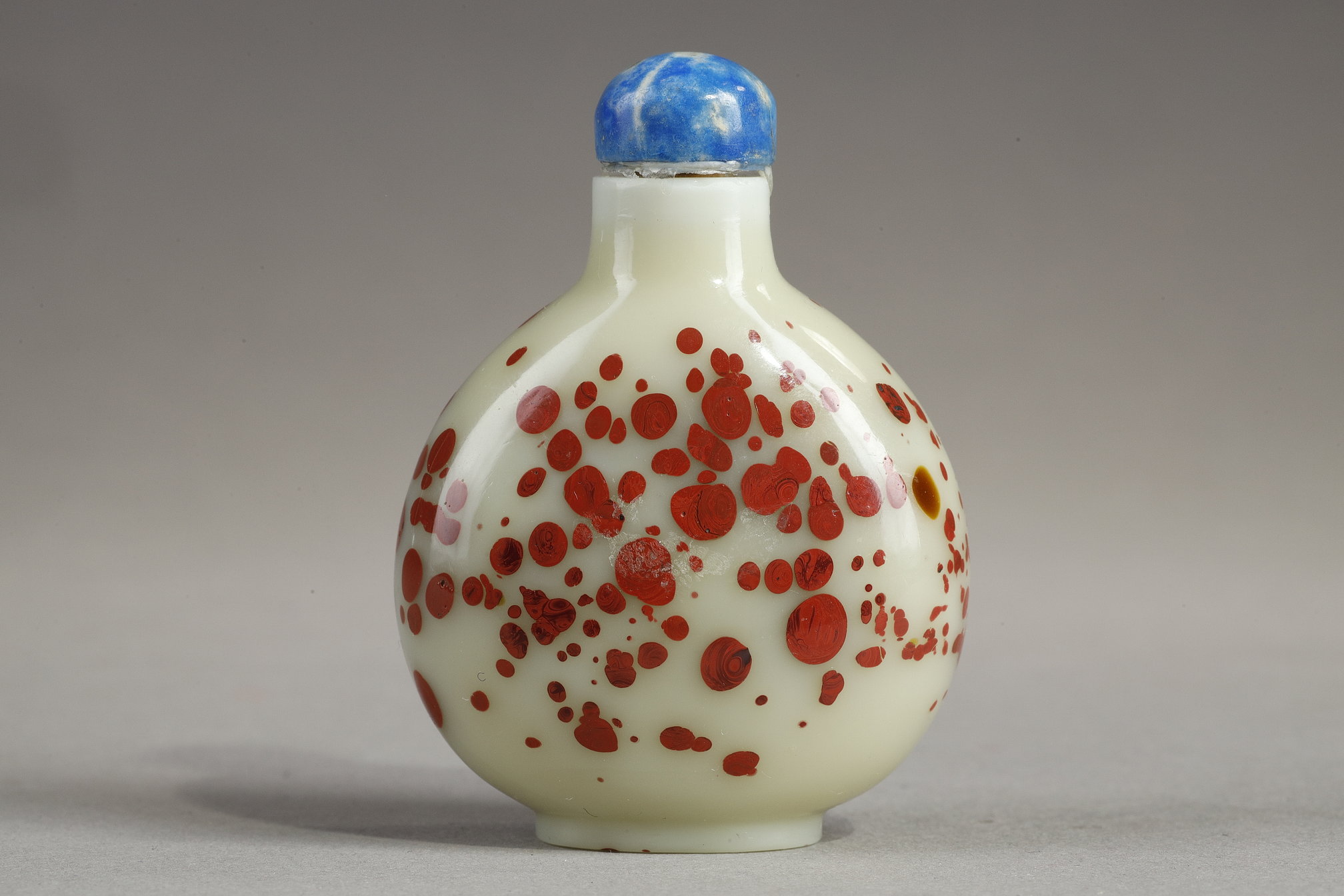 snuff bottle light beige glass with red spots China 1780/1850